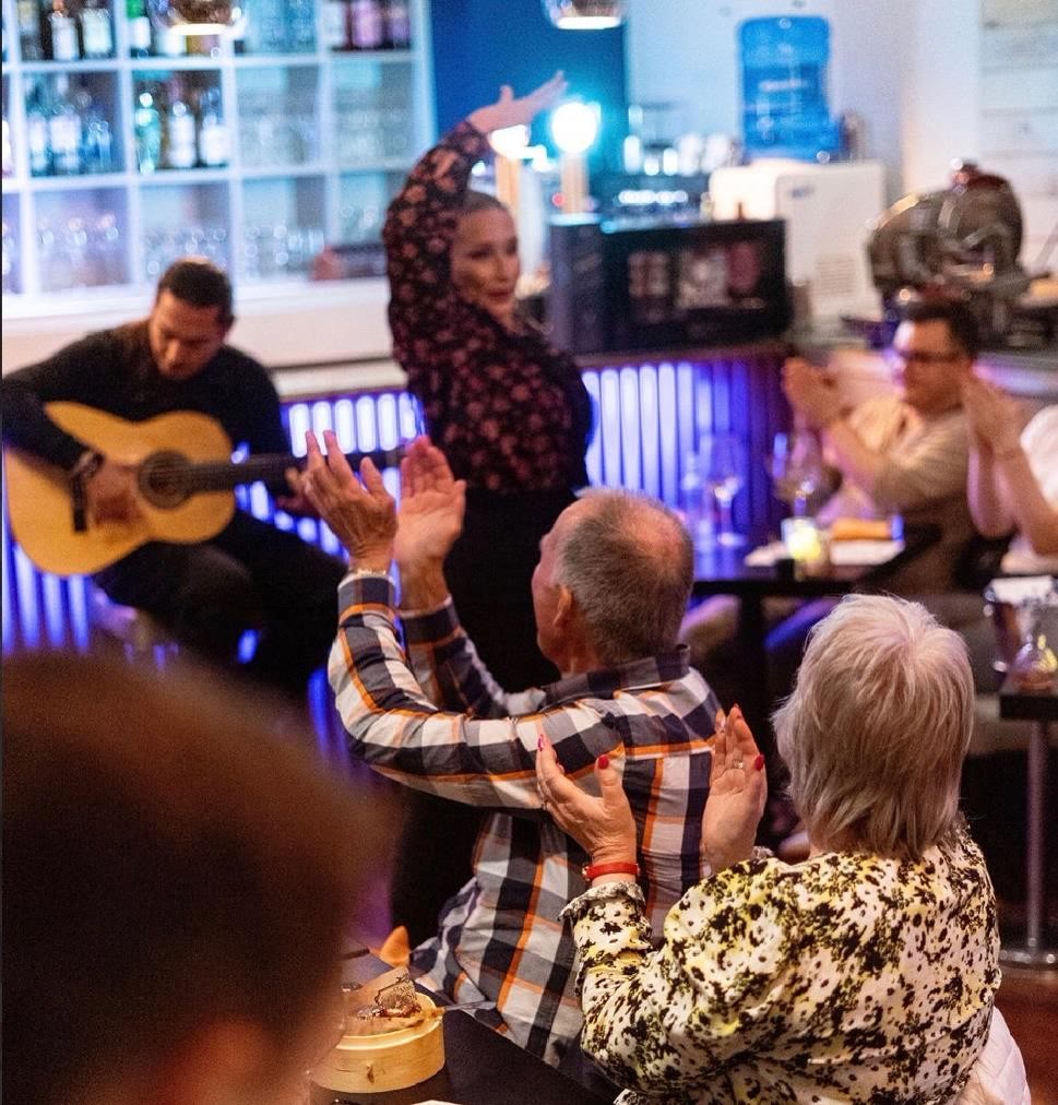 A flamenco dancer and guitarist performing for guests at Restaurante Vino Mío